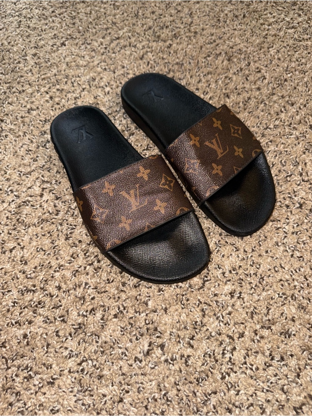 Louis Vuitton Monogram Waterfront Slides EU 39 Unisex